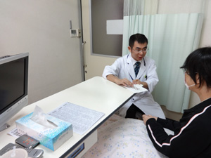 病室にて薬の説明 drugstore_3